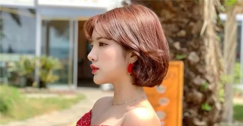 波波头的设计很简单,韩国女星们大多会染一款时髦发色,搭配外翻短发